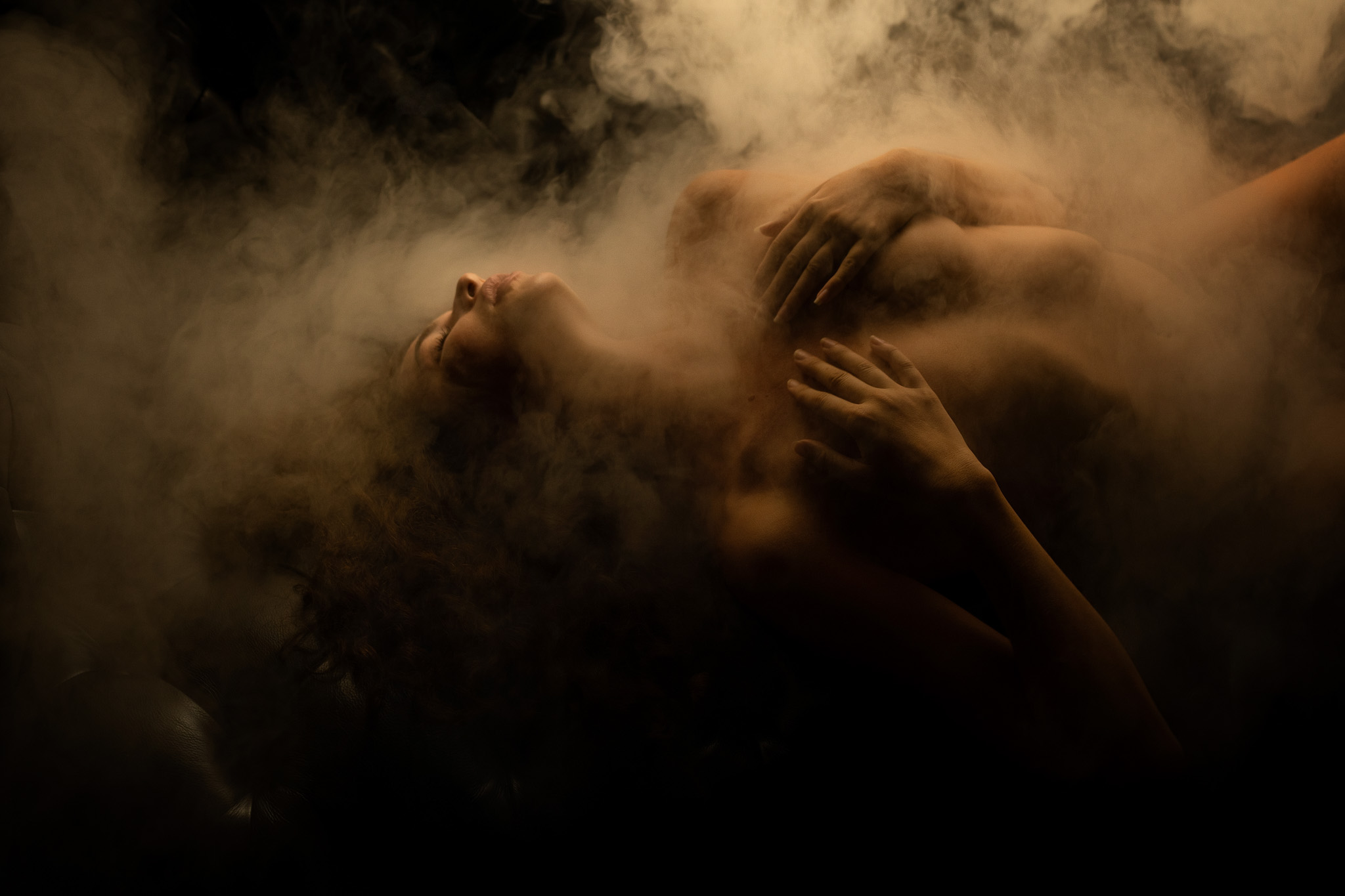 Aktfotografie Heilbronn — Fine Art Nude, goldener Rauch