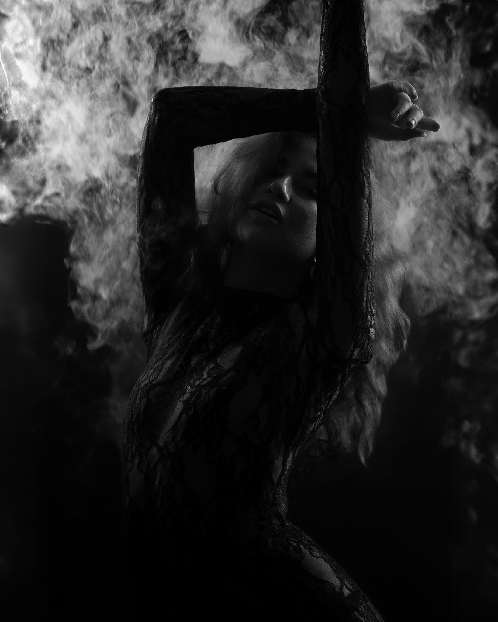 Boudoirfotografie Heilbronn — Schwarze Spitze, Rauch, Schwarzweiß