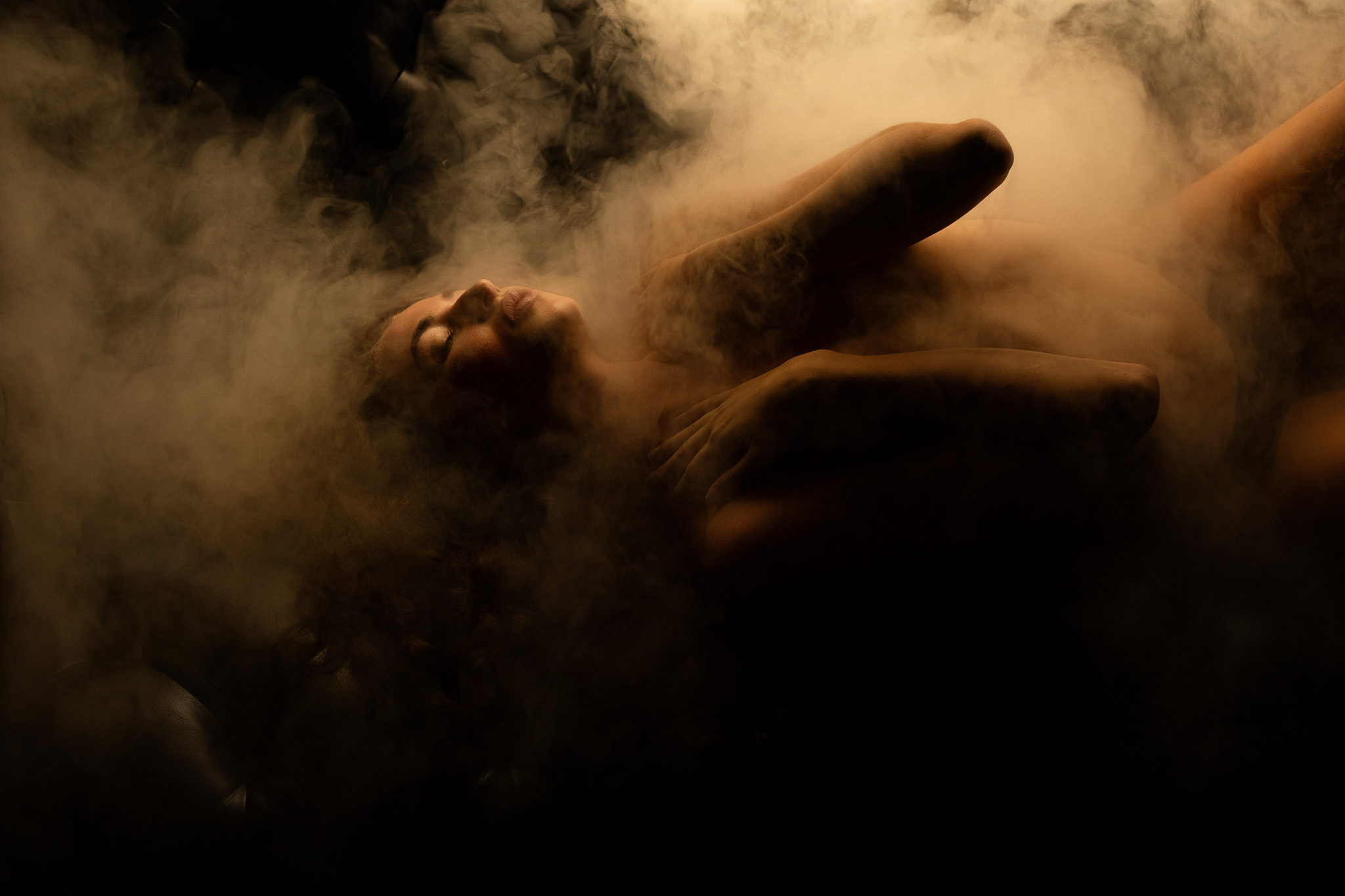 Boudoirfotografie Heilbronn — Goldener Rauch, Fine Art Atmosphäre