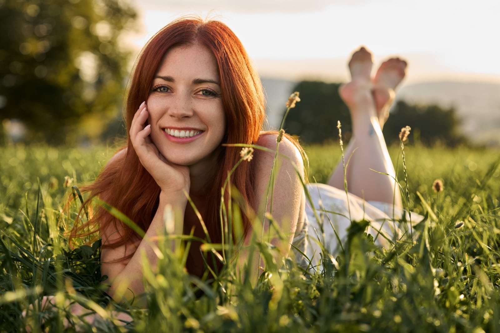 After Work Akt Workshop Stuttgart — Anna Grabowska, lachend im Gras