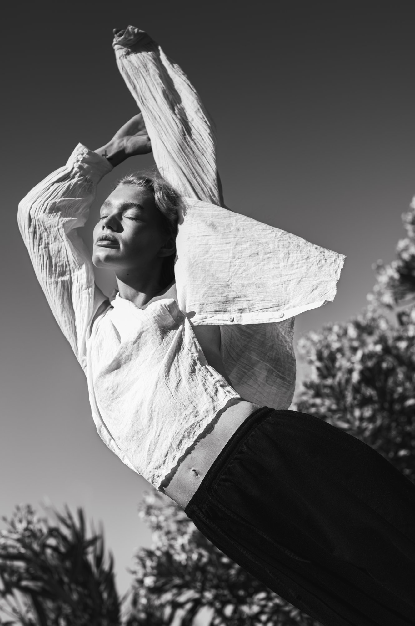 Mathilde Dottir — Outdoor-Porträt im Hemd